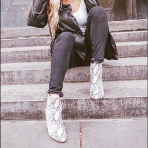 NWT steve madden snakeskin booties // size 8